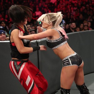  Raw 6/17/19 ~ The IIconics vs Alexa Bliss/Nikki vượt qua, cross