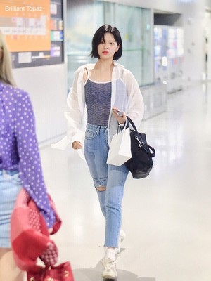 Jeongyeon at the airport