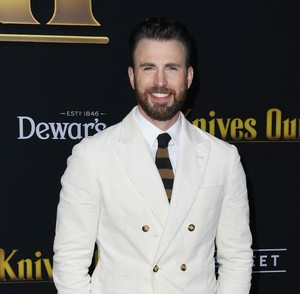  Chris Evans attends the premiere of “Knives Out” at Regency Village Theatre on November 14, 201
