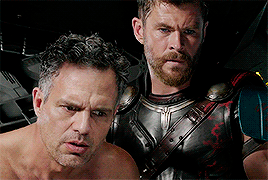  Bruce and Thor -Thor: Ragnarok (2017)