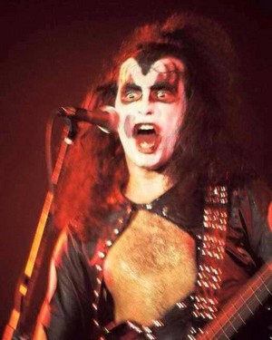 Gene ~Chicago, Illinois...November 8, 1974 (Hotter Than Hell Tour)