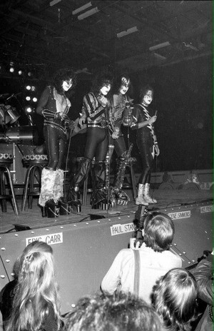  baciare ~Hollywood, California...October 28, 1982 (Creatures of the Night Tour)