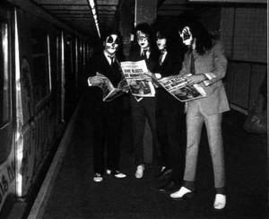  KISS (NYC ) October 26, 1974 (Dressed to Kill picha shoot)