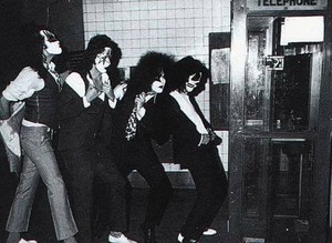  kiss (NYC ) October 26, 1974 (Dressed to Kill fotografia shoot)
