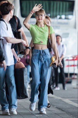 Lisa at Incheon Intl. Airport Heading to Thailand for AIS Anniversary Event