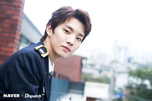  Q "Right Here" promotion photoshoot door Naver x Dispatch