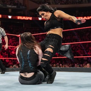  Raw 8/19/19 ~ Alexa Bliss/Nikki पार करना, क्रॉस vs Sonya Deville/Mandy Rose