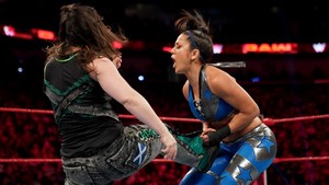  Raw 8/26/19 ~ Bayley vs Nikki 交叉, 十字架