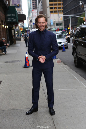  Tom Hiddleston at the Late toon with Stephen Colbert September 16, 2019