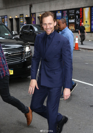  Tom Hiddleston at the Late mostrar with Stephen Colbert September 16, 2019