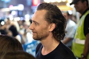  Tom Hiddleston with प्रशंसकों at Stage Door - Bernard B Jacobs Theater in New York City (October 2, 2019)
