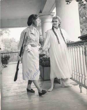  Agnes Moorehead and Bette Davis