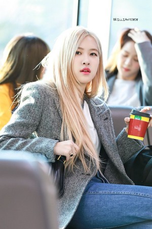 Blackpink at Gimpo Airport heading to Japan 191203