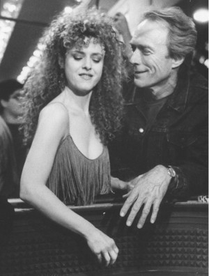  Clint Eastwood and Bernadette Peters in 담홍색, 핑크 Cadillac