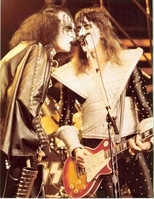  Gene and Ace (NYC) December 15, 1977 (Alive II Tour - Madison Square Garden)