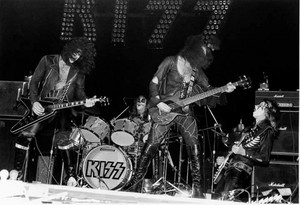  ciuman (NYC) December 31, 1973 (New York Academy of Music's New Year's Eve)
