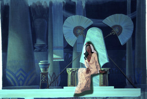  Queen Esther sitting on the ngôi vua, ngai vàng