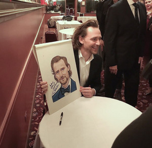  Tom Hiddleston honored at Sardis NYC with a portrait December 5, 2019
