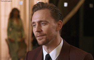  Tom Hiddleston talks film during the BAFTA thé Party (January 7, 2017)