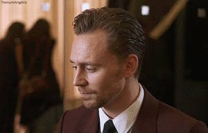  Tom Hiddleston talks film during the BAFTA tsaa Party (January 7, 2017)