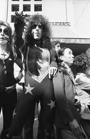  ciuman ~Hollywood, California…February 24, 1976 (Grauman’s Chinese Theater)