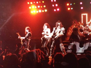  ciuman ~Laguna Hills, California...March 25, 1983 (Creatures of the Night Tour)