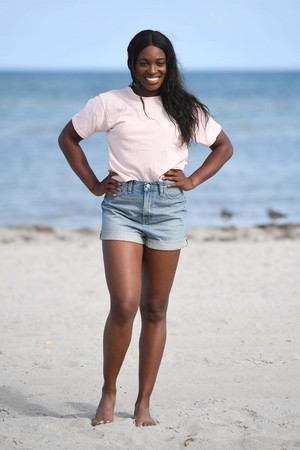  Sloane Stephens - Championship Trophy Photoshoot On Crandon ビーチ After Winning The 2018 Miami Open