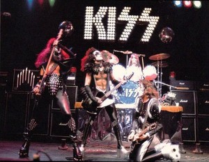 baciare ~Detroit, Michigan...May 14-15, 1975 (Alive! foto shoot)