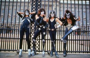  吻乐队（Kiss） ~London, England...May 10, 1976 (Heathrow Airport, Westminster Bridge and Buckingham Palace)