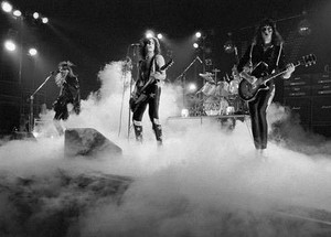  চুম্বন ~Long Beach, California...May 31, 1975 (Dressed to Kill Tour)