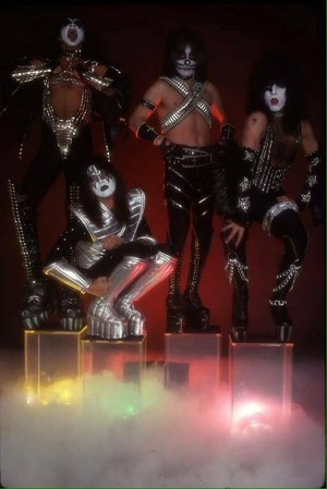  吻乐队（Kiss） (NYC)...April 28, 1977 (Love Gun/Black Room Session)