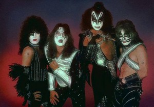  Kiss (NYC)...April 28, 1977 (Love Gun/Black Room Session)