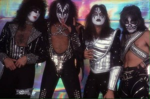  吻乐队（Kiss） (NYC)...April 28, 1977 (Love Gun/Black Room Session)