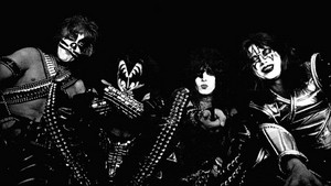 KISS (NYC)...April 28, 1977 (Love Gun/Black Room Session) 