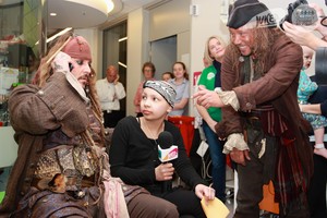  *Johnny Depp visit Children's Hospital as Jack Sparrow :Pirates Of The Caribbean*