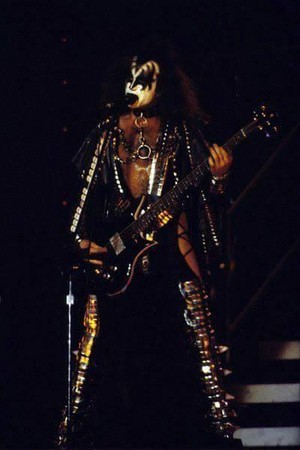 Gene ~San Diego, California...August 19, 1977 (Love Gun Tour - ALIVE II litrato Shoot)