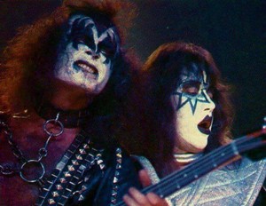  Gene and Ace ~San Diego, California...August 19, 1977 (Love Gun Tour - ALIVE II تصویر Shoot)