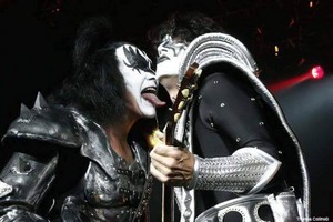  Gene and Tommy ~Philadelphia, Pennsylvania...August 6, 2010 (The Hottest دکھائیں on Earth Tour)