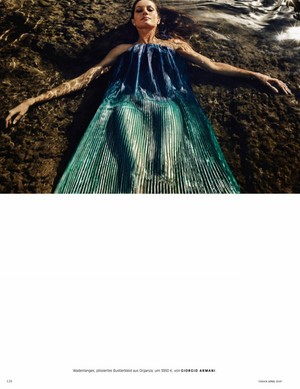 Gisele Bündchen Covers Vogue Germany [April 2019]