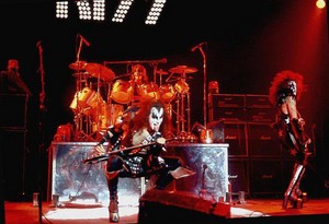  吻乐队（Kiss） ~Albany, New York...August 9, 1975 (Dressed to Kill Tour)