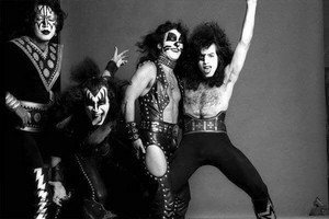  Kiss ~Hotter Than Hell bức ảnh session and outtakes...August 18, 1974 (The Stage)