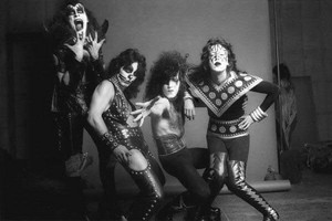  Kiss ~Hotter Than Hell bức ảnh session and outtakes...August 18, 1974 (The Stage)