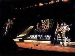  KISS ~San Diego, California...August 19, 1977 (Love Gun Tour - ALIVE II تصویر Shoot)