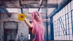  marshmallow and Halsey - be kind (music video)