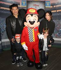  Mario Lopez And His Family With Mickey topo, mouse