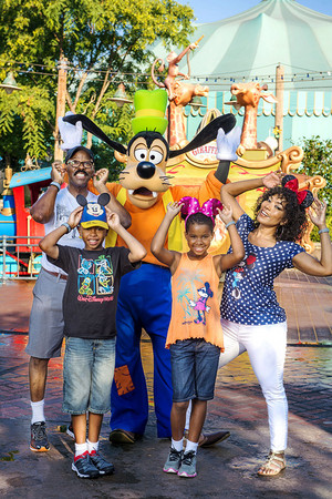  Angela Bassett And Her Family Visiting Disney World
