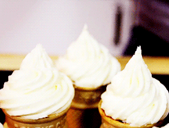  petit gâteau, cupcake ice cream cones