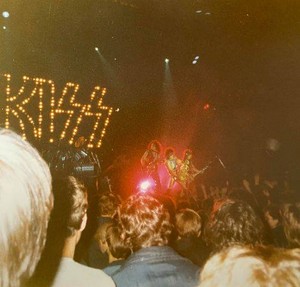  halik ~London, England...October 23, 1983 (Lick it Up World Tour)