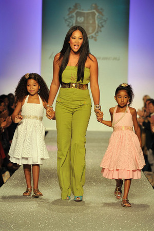 Kimora Lee Simmons with her daughters 