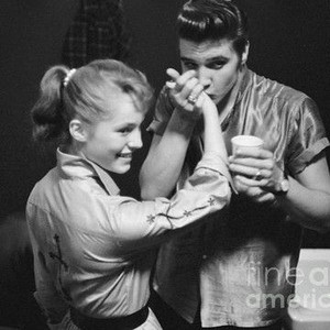  Elvis चुंबन The Hand Of A Female प्रशंसक
